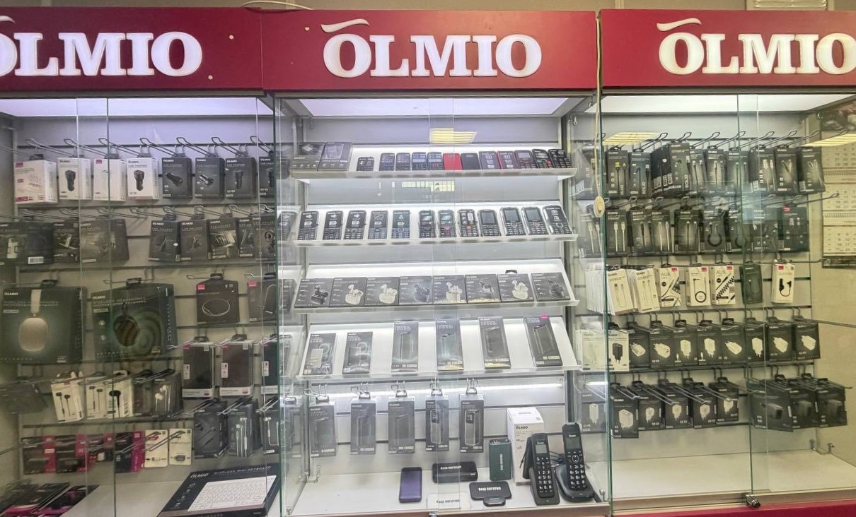 Витрины OLMIO: кнопочные телефоны, пауэрбанки, наушники, кабели и зарядки