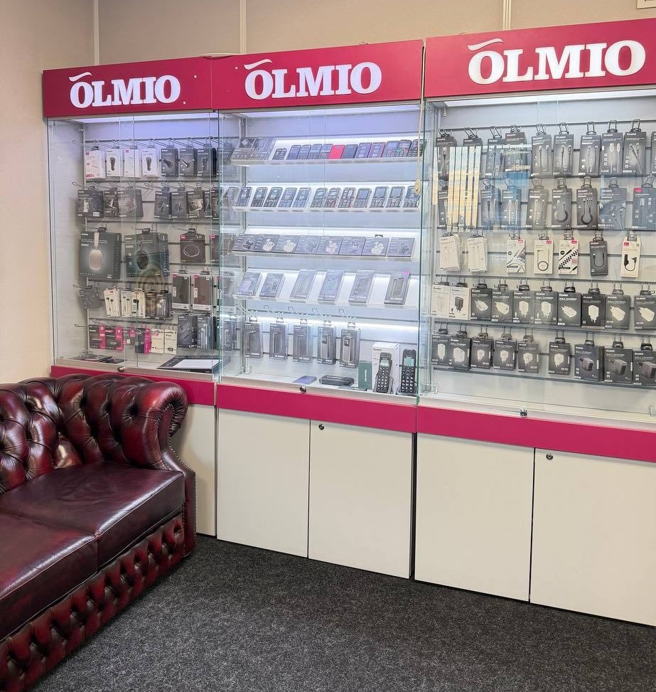 Три фирменные витрины OLMIO с подсветкой